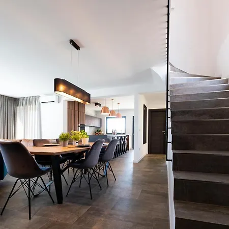 Marcante Family With A Pool Apartment